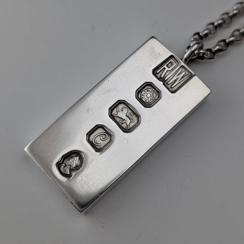 1977 British pure silver jubilee ingot pendant with pure silver necklace, total weight 42g, Ralph Weston
